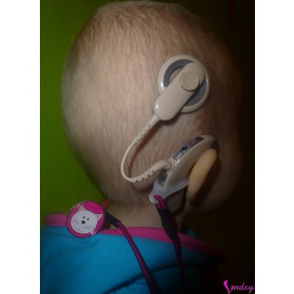 Klip na procesoru Cochlear, fialová kočička